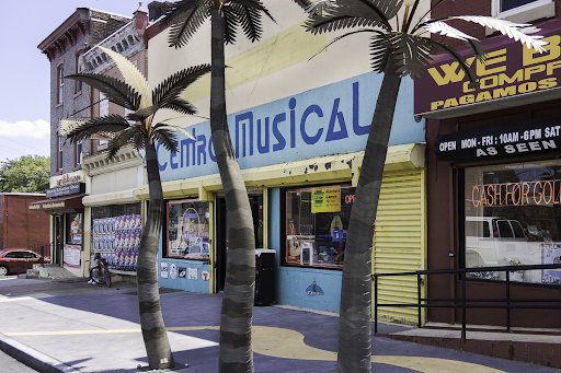 3 Steel palm trees surrounding commercial area in el Bloque de Oro